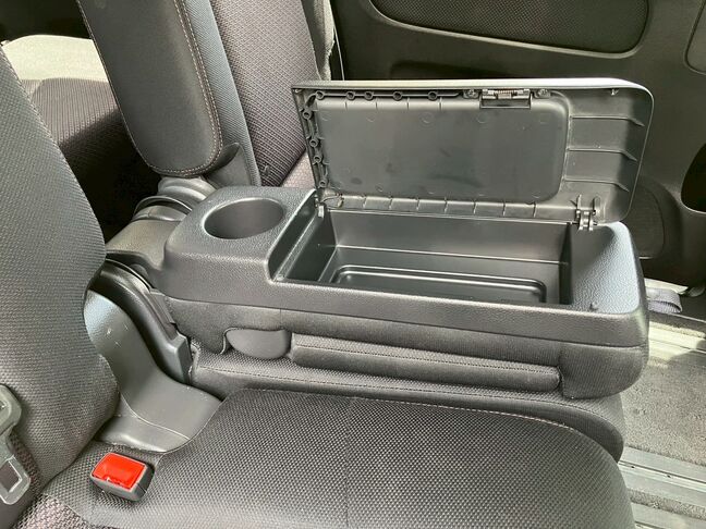 2列目にの肘掛けにも収納があるのでティッシュボックスなどを収納可能です。